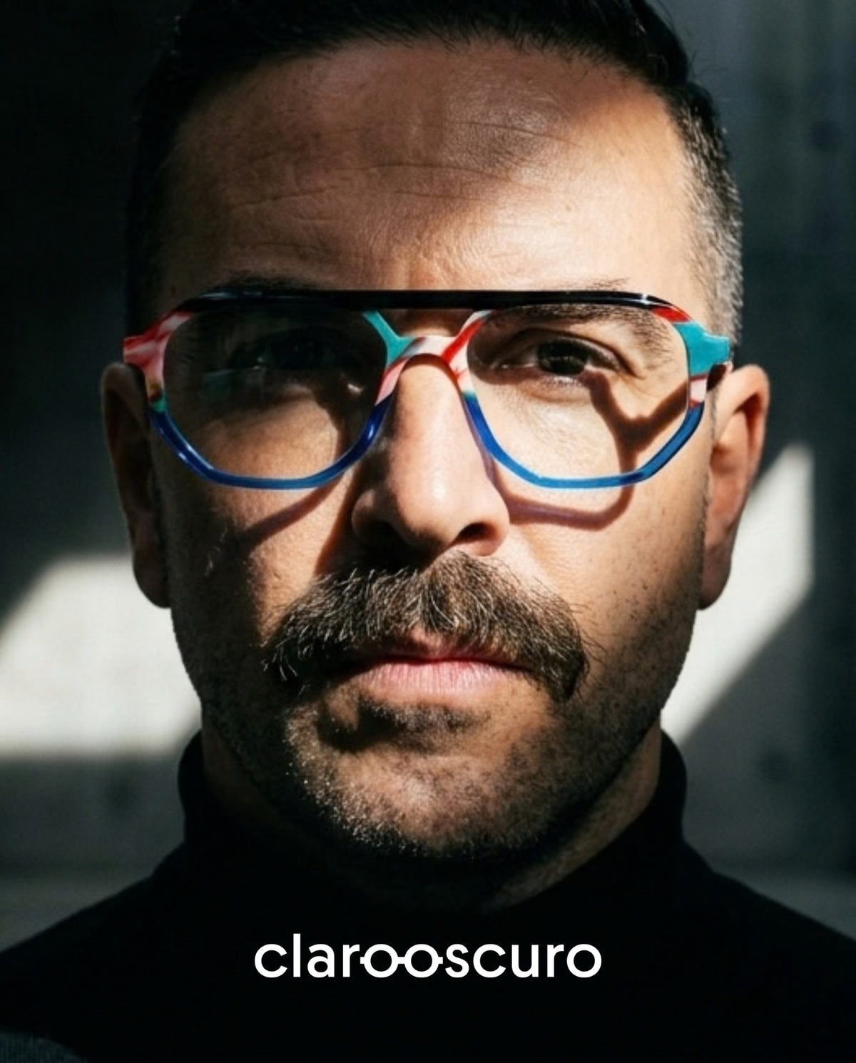 ALLAN BLUE reinventa la clásica silueta aviador a través de una inesperada mezcla de colores donde el azul toma el protagonismo y se encuentra con distintas tonalidades que aportan profundidad, contraste y movimiento. Original, moderno y con una personalidad que cambia según el ángulo desde donde lo mires.