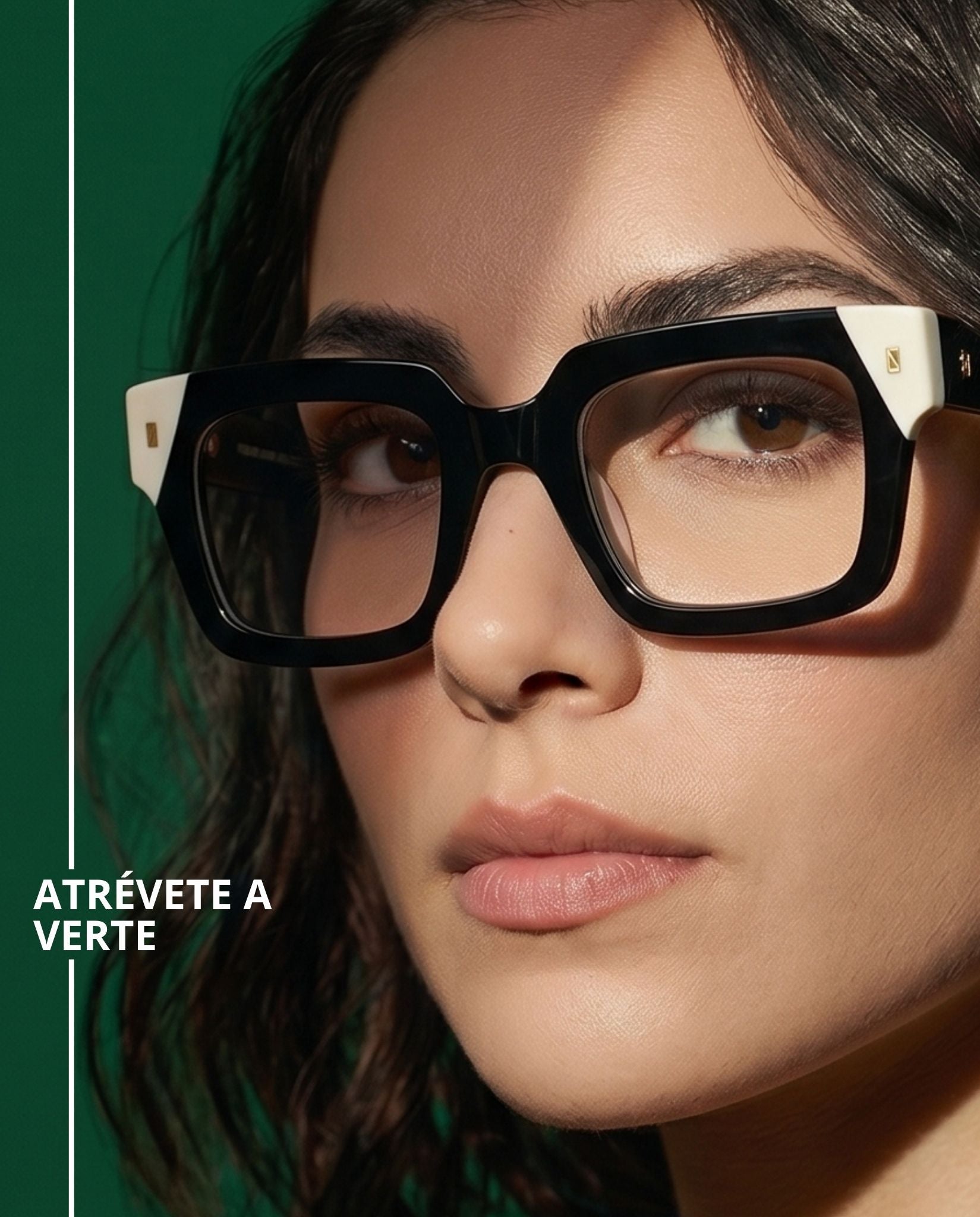 ALLURE BLACK. Lentes unisex graduados oversized de acetato bicolor con frente negro brillante y varillas color marfil, diseño geométrico moderno, elegante y de inspiración fashionista.