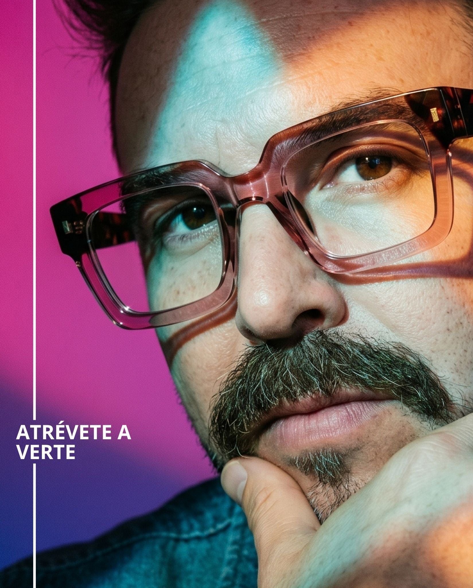 ALLURE WINE. Lentes para hombre graduados cuadrados oversized en acetato rosa translúcido con detalles carey en tonos vino y café, diseño elegante, moderno y de inspiración vintage contemporánea.
