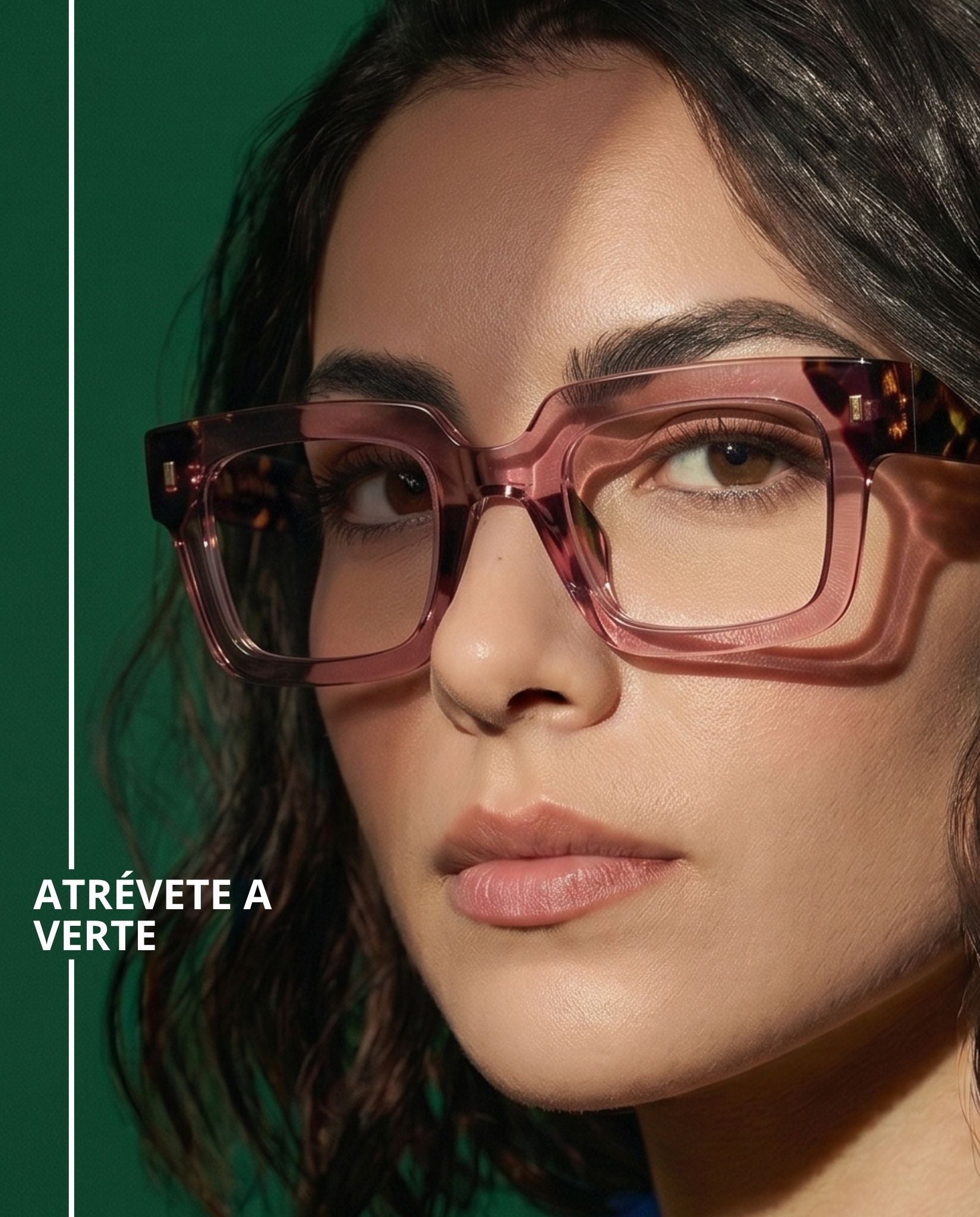 ALLURE WINE. Lentes para mujer graduados cuadrados oversized en acetato rosa translúcido con detalles carey en tonos vino y café, diseño elegante, moderno y de inspiración vintage contemporánea.
