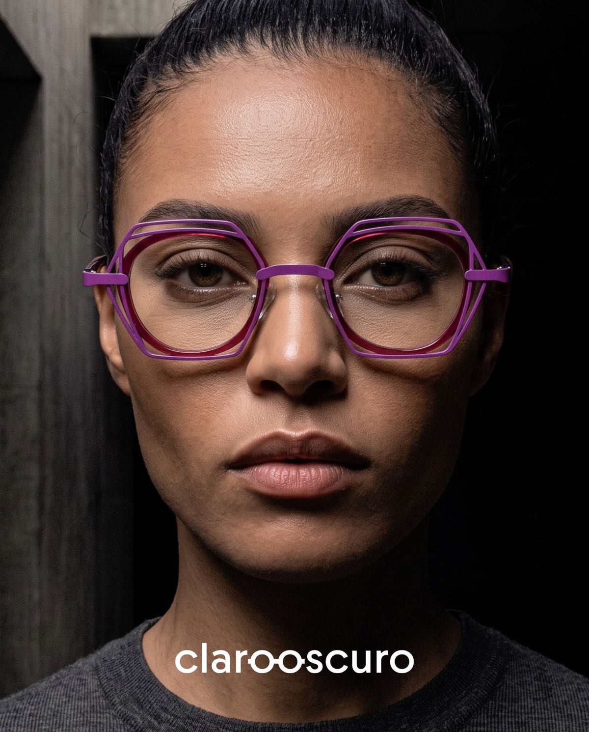 ARANZA es un armazón que combina formas, materiales y contrastes para crear una pieza difícil de encasillar. La intensidad del morado se encuentra con la profundidad del vino en un diseño ecléctico, moderno y lleno de personalidad. Nada parece obvio, y precisamente ahí está su fuerza.