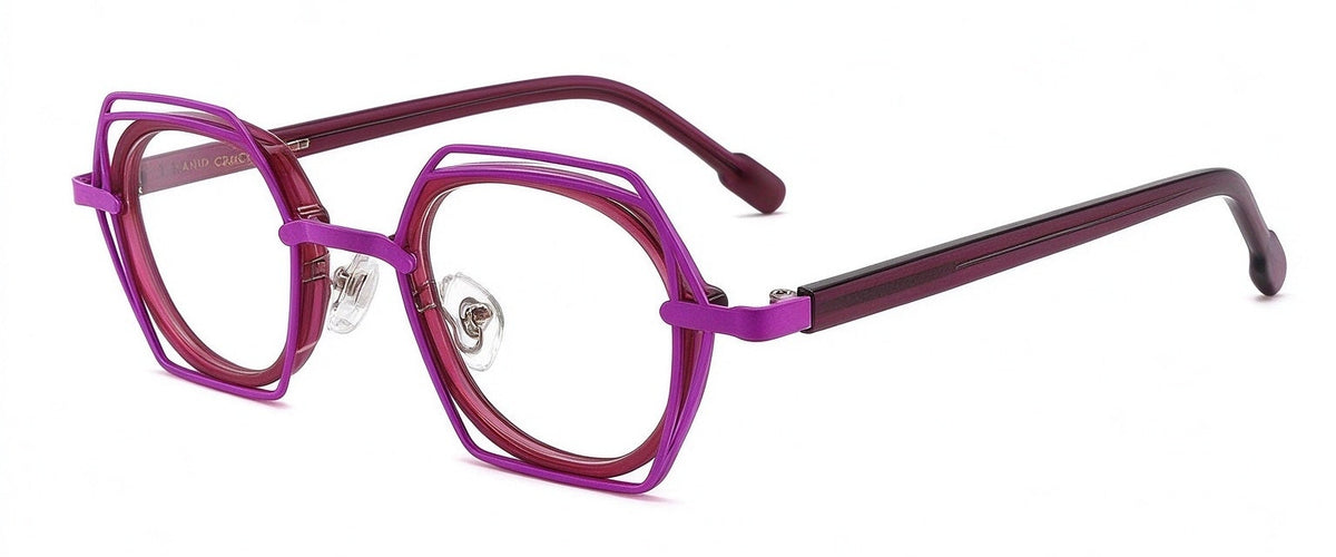 ARANZA es un armazón que combina formas, materiales y contrastes para crear una pieza difícil de encasillar. La intensidad del morado se encuentra con la profundidad del vino en un diseño ecléctico, moderno y lleno de personalidad. Nada parece obvio, y precisamente ahí está su fuerza.