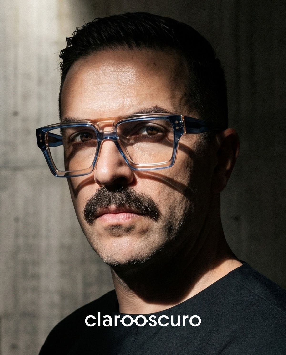 BENJAMIN es un armazón moderno de cortes rectos y líneas definidas que encuentra en las tonalidades azules su mejor expresión. Los inesperados detalles de color rompen la estructura 