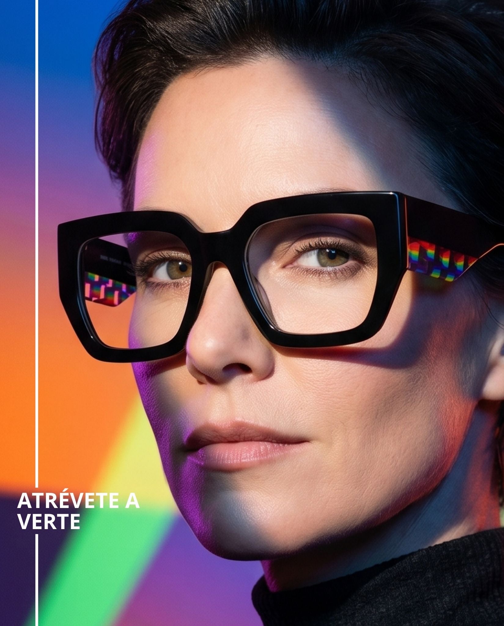 Lentes graduados para mujer en acetato negro con diseño geométrico y detalles multicolor en las varillas interiores, una combinación de elegancia contemporánea y estilo creativo.