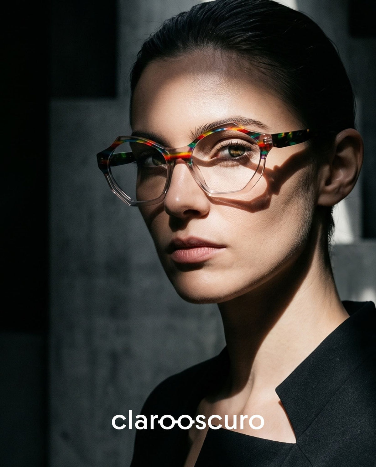 CORDELIA GREEN es un armazón redondo irregular donde el color parece florecer sobre el diseño. Diferentes tonalidades se encuentran y contrastan creando una composición atractiva, inesperada y absolutamente única. Una pieza que mezcla naturaleza, fantasía y estilo sin caer en lo obvio.