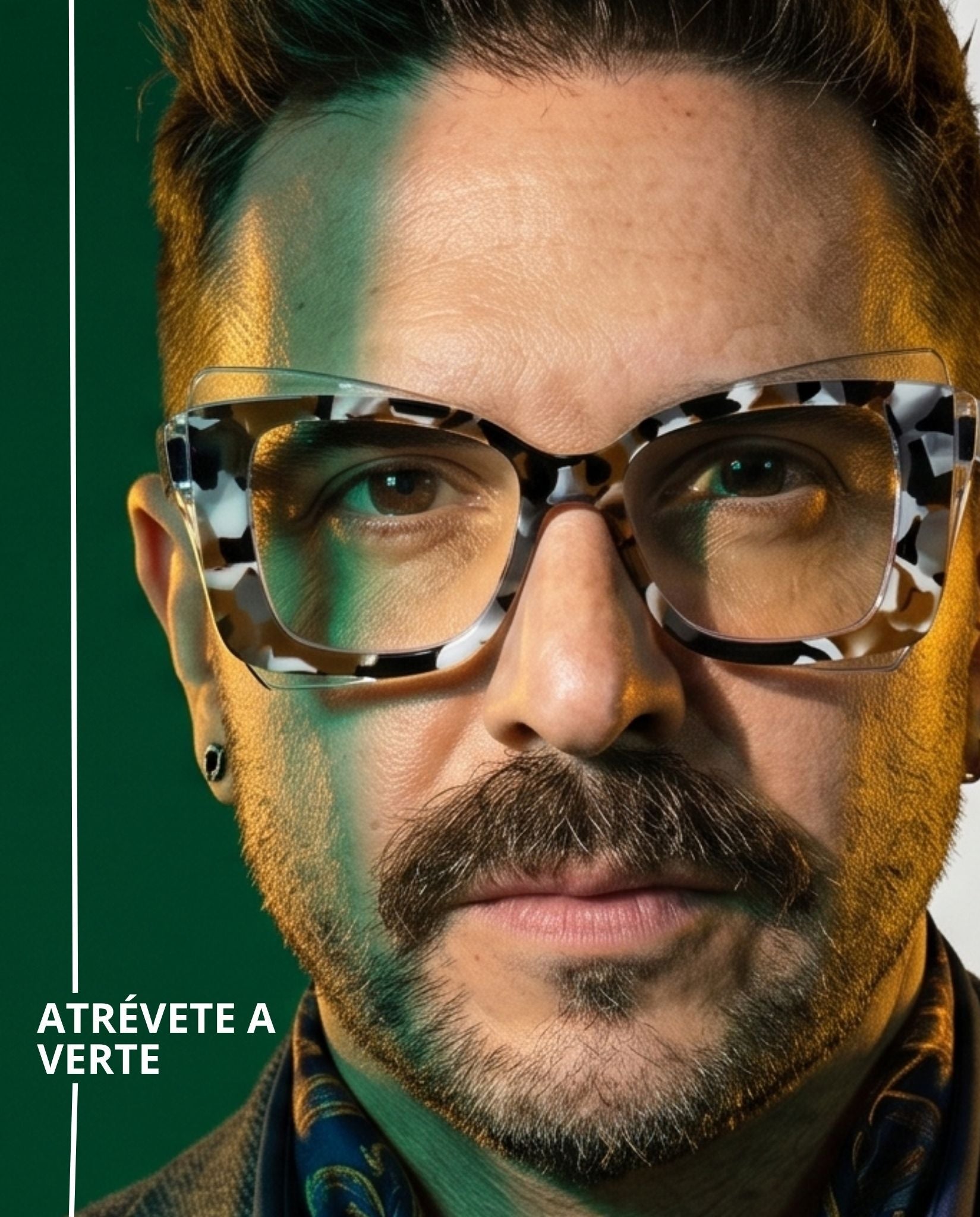 Lentes graduados tipo ojo de gato oversized en acetato translúcido marmoleado en tonos blanco, café y negro. Diseño moderno con efecto carey contemporáneo, ideal para un estilo elegante y vanguardista.