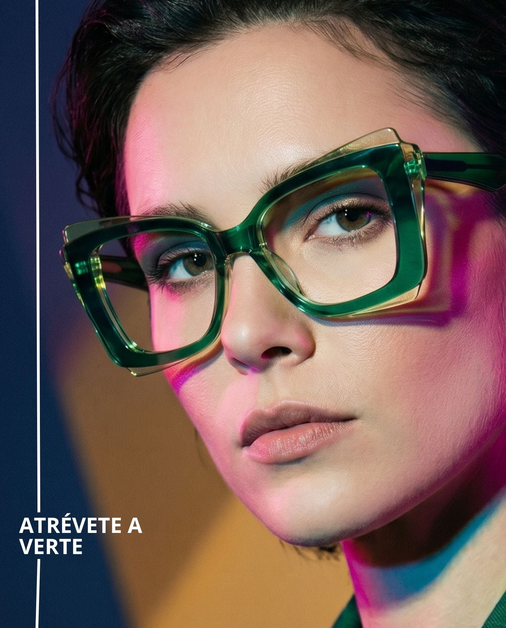 Lentes graduados cuadrados oversized en acetato translúcido verde esmeralda, con diseño moderno, estructura robusta y acabado transparente que aporta un estilo sofisticado y vanguardista.