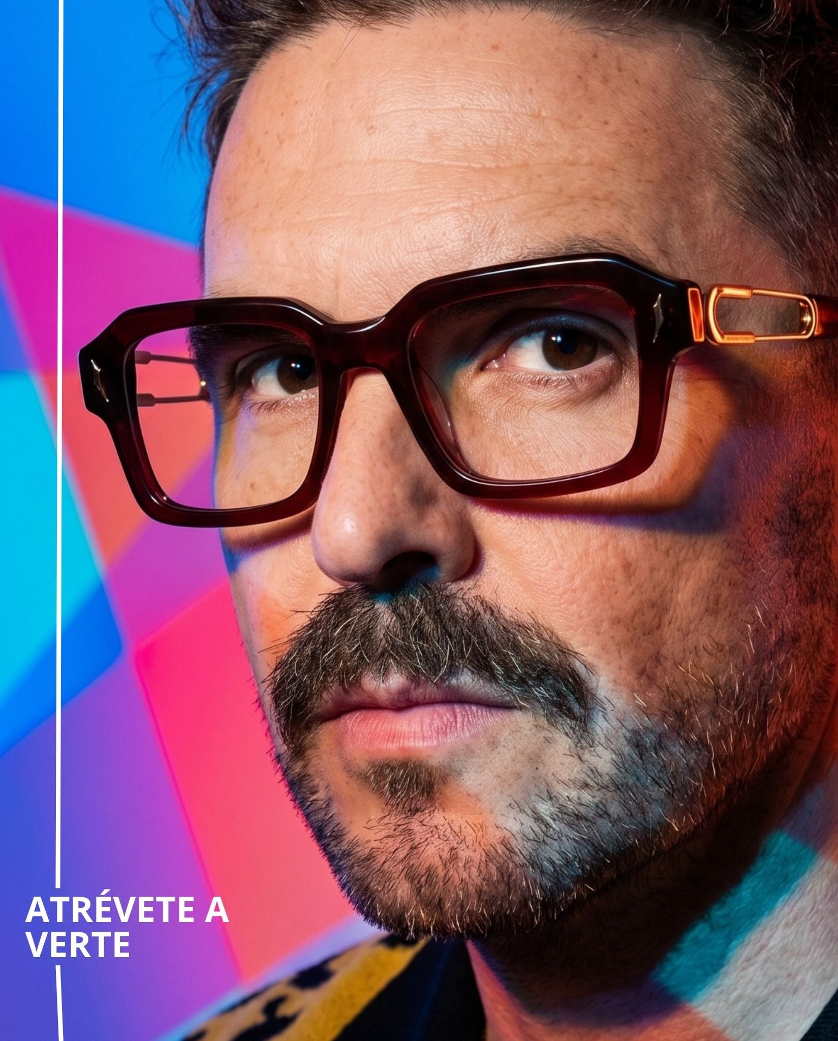 Lentes graduados rectangulares oversized en acetato color vino translúcido con varillas metálicas doradas y diseño moderno. Un armazón elegante, sofisticado y versátil para uso diario.