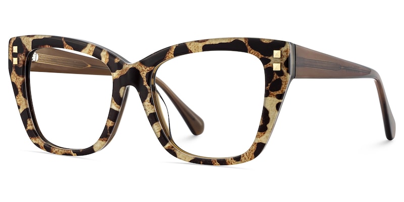 Lentes unisex tipo ojo de gato con acabado animal print en tonos café y beige, detalles metálicos dorados y varillas translúcidas. Diseño sofisticado, moderno y de inspiración fashion.