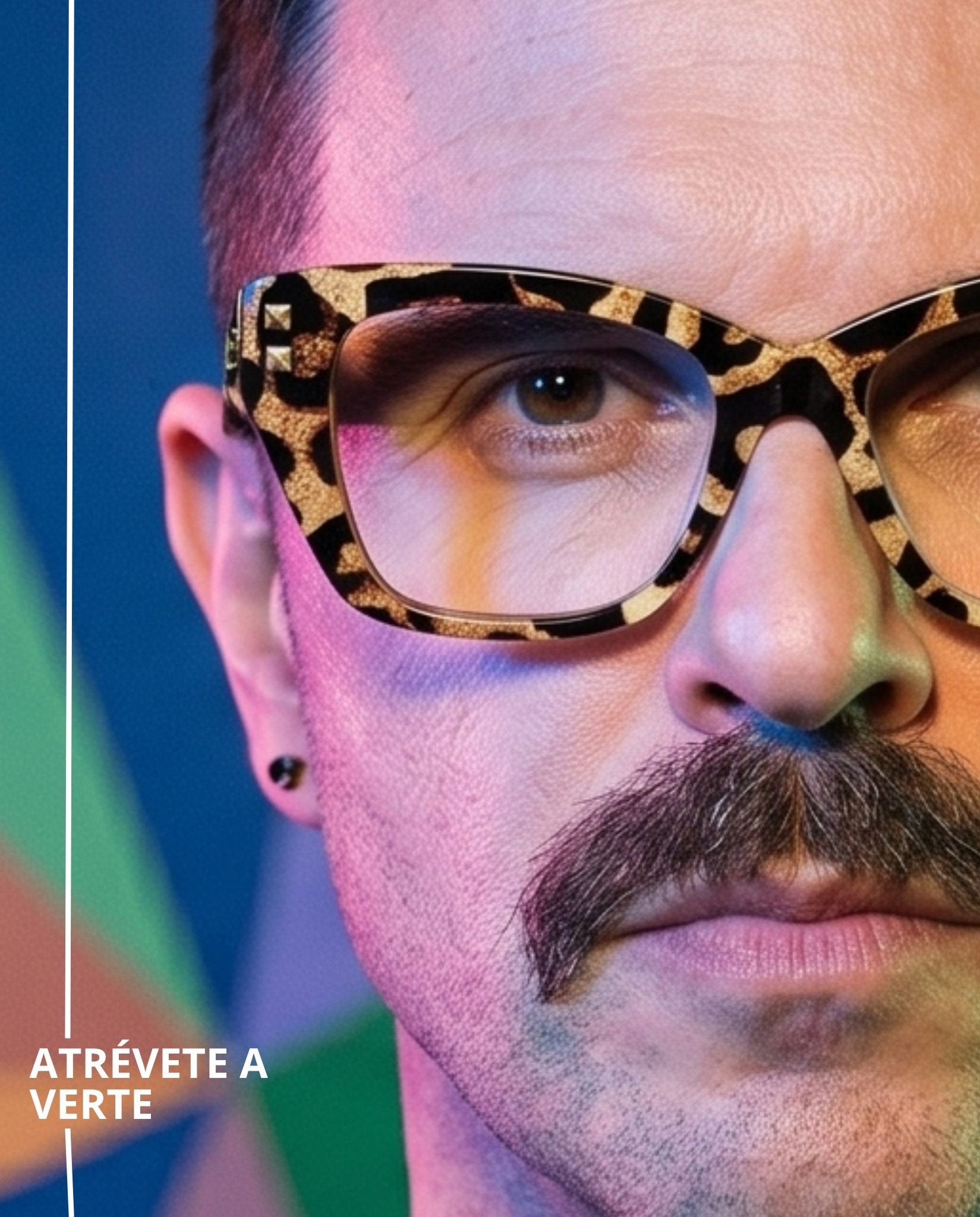 Lentes unisex tipo ojo de gato con acabado animal print en tonos café y beige, detalles metálicos dorados y varillas translúcidas. Diseño sofisticado, moderno y de inspiración fashion.