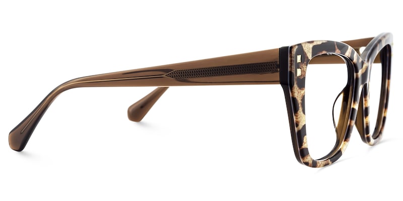 Lentes unisex tipo ojo de gato con acabado animal print en tonos café y beige, detalles metálicos dorados y varillas translúcidas. Diseño sofisticado, moderno y de inspiración fashion.