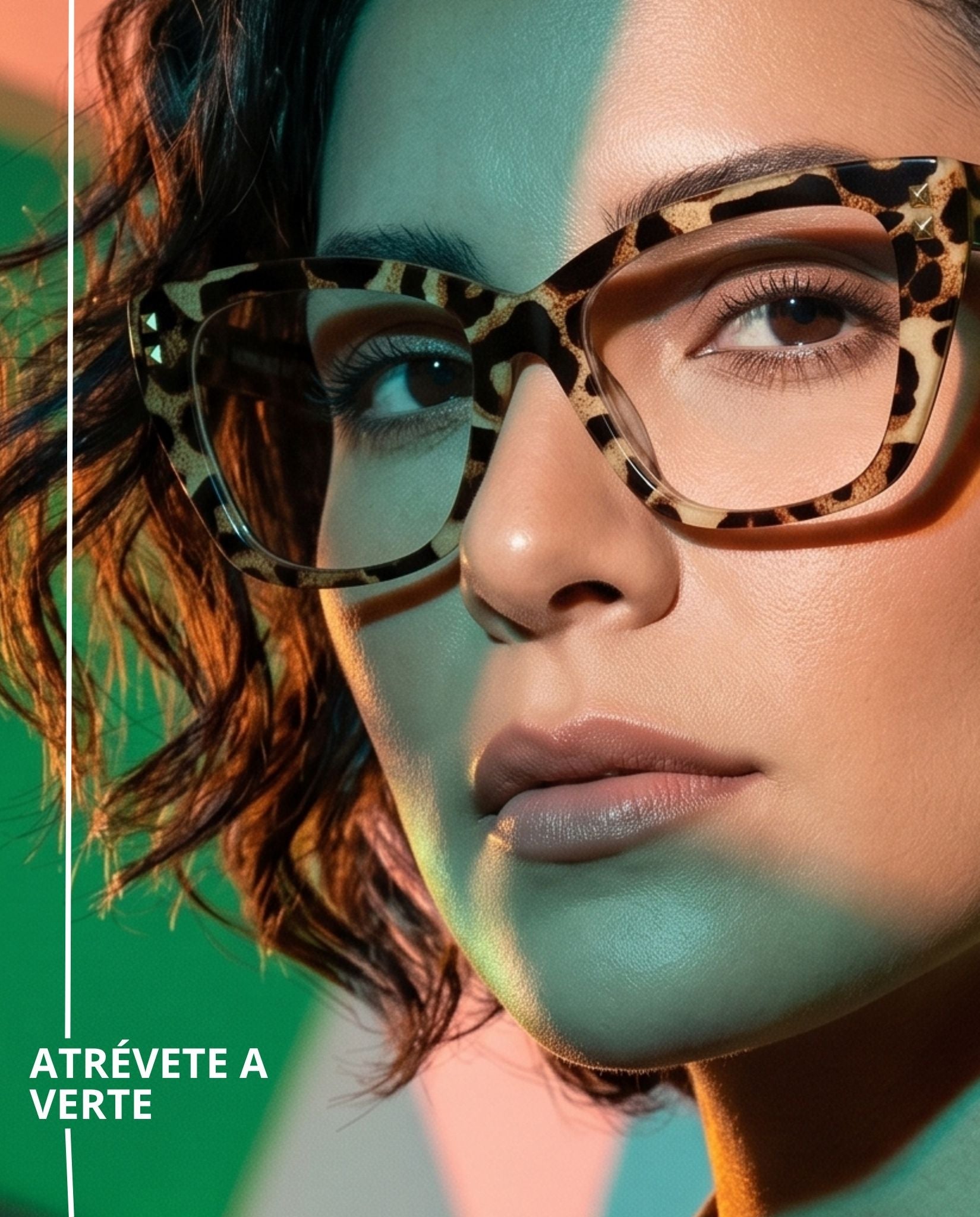Lentes unisex tipo ojo de gato con acabado animal print en tonos café y beige, detalles metálicos dorados y varillas translúcidas. Diseño sofisticado, moderno y de inspiración fashion.