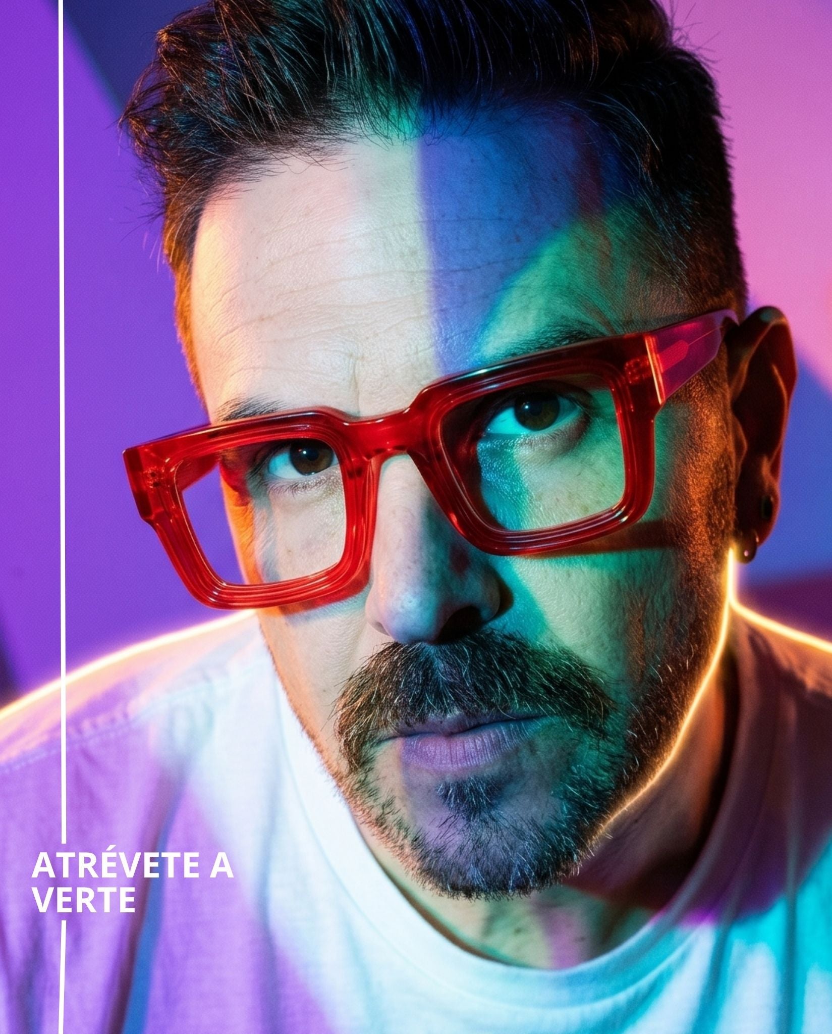 Lente de pasta traslúcida color rojo. Lente rectangular. Lente rojo. Lente para graduar. Lente para computadora. Lentes rojos para hombre