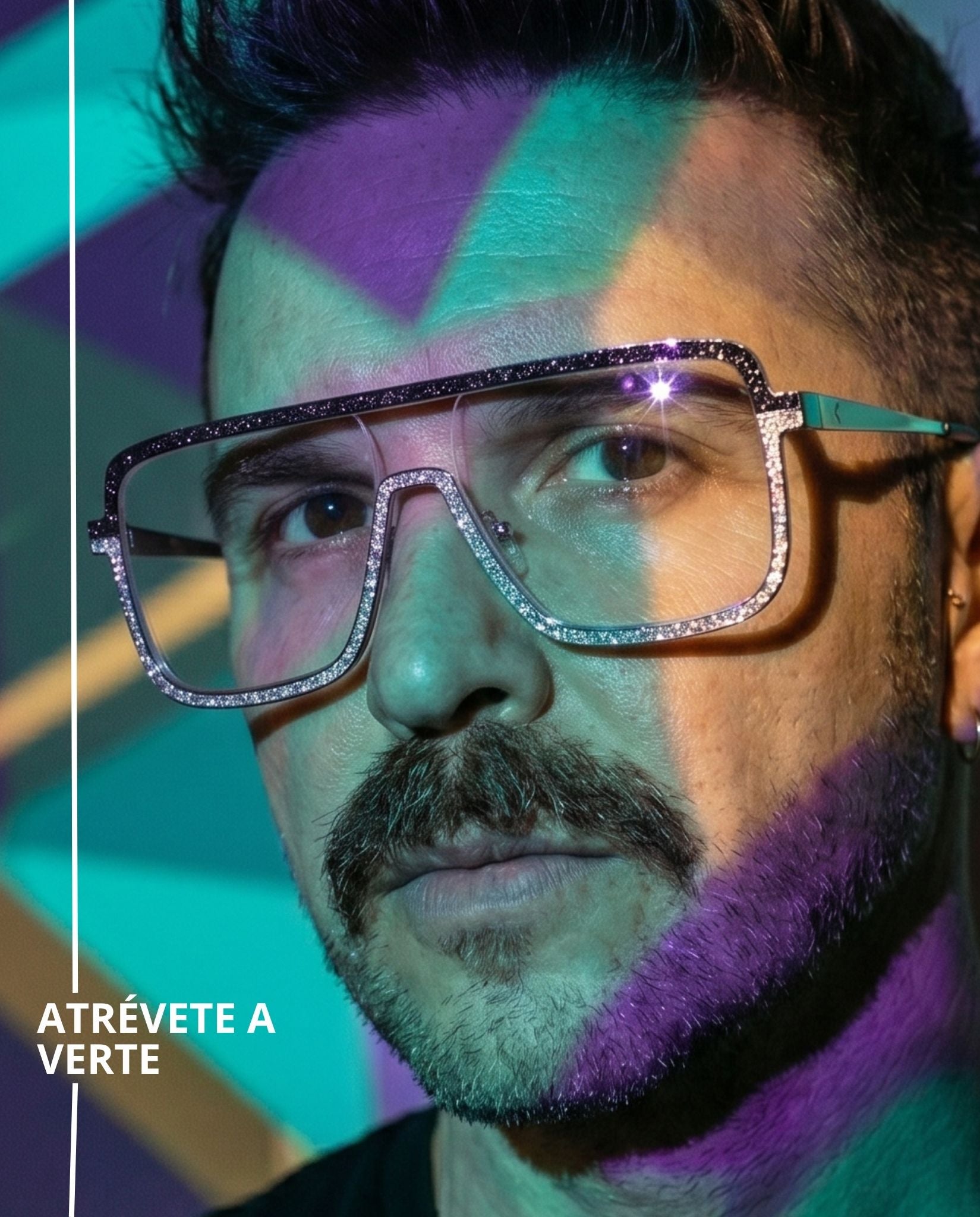 Lentes graduados oversized tipo visor en metal plateado con detalles de cristales brillantes y acentos negros. Diseño vanguardista, elegante y de inspiración lujo contemporáneo.