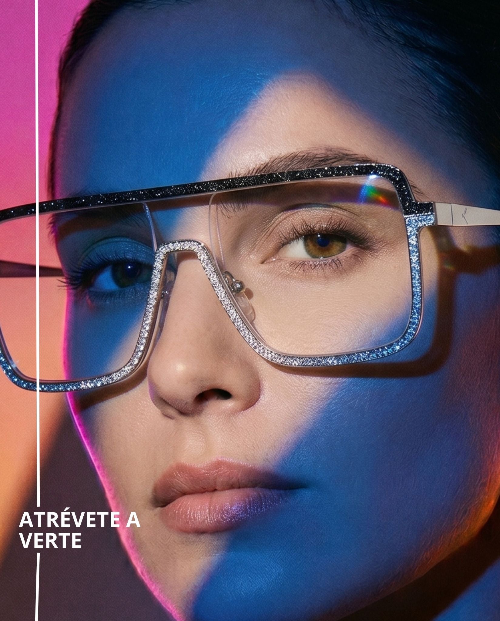 Lentes graduados oversized tipo visor en metal plateado con detalles de cristales brillantes y acentos negros. Diseño vanguardista, elegante y de inspiración lujo contemporáneo.