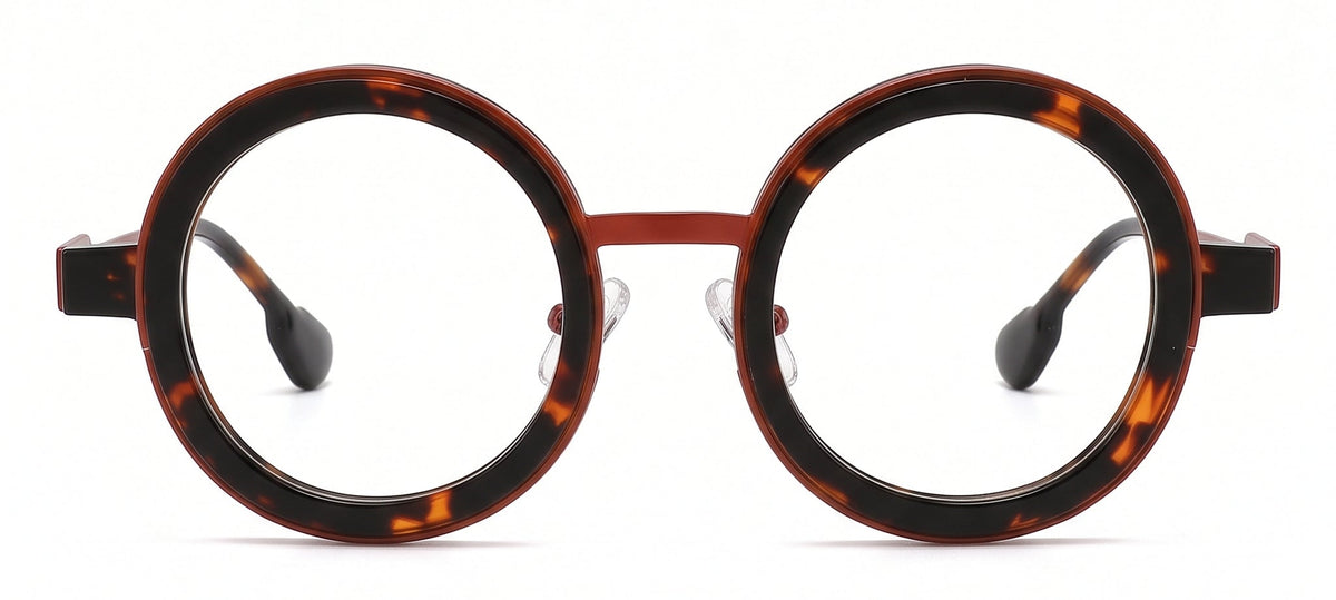 INSPECTOR RED es un armazón redondo que fusiona la elegancia del carey con la intensidad del titanio rojo. Una combinación inesperada de materiales, tonalidades y texturas que transforma una silueta clásica en una pieza moderna, sofisticada y llena de personalidad. Diferente por naturaleza, imposible de confundir.