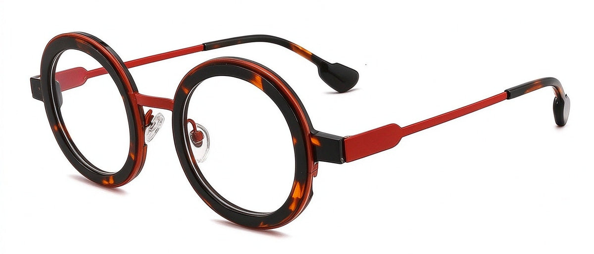 INSPECTOR RED es un armazón redondo que fusiona la elegancia del carey con la intensidad del titanio rojo. Una combinación inesperada de materiales, tonalidades y texturas que transforma una silueta clásica en una pieza moderna, sofisticada y llena de personalidad. Diferente por naturaleza, imposible de confundir.