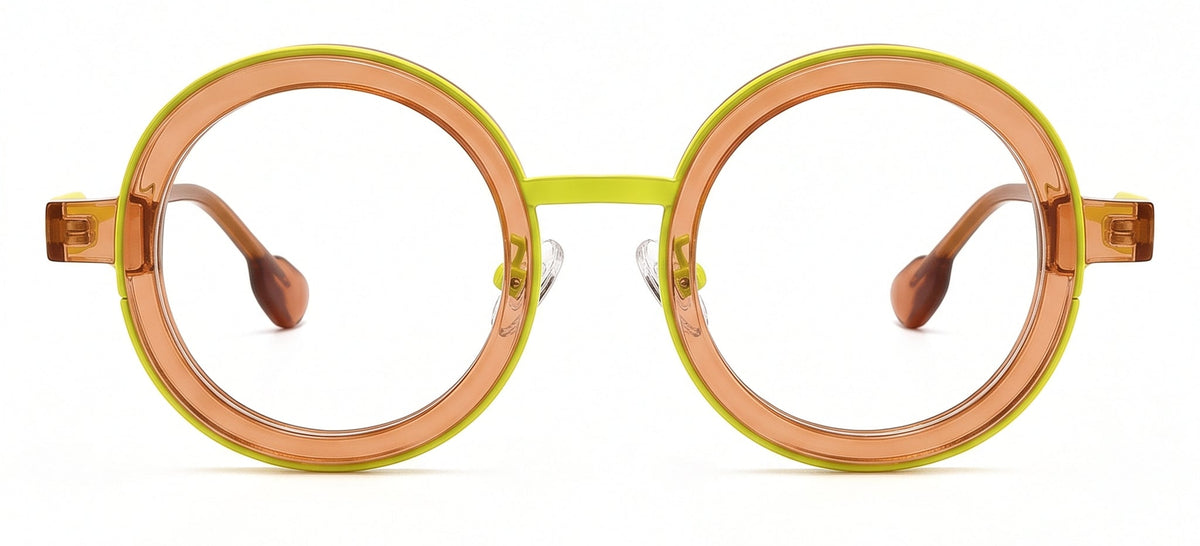 INSPECTOR YELLOW es un armazón redondo que combina la profundidad del ámbar con la energía del amarillo. Una mezcla cálida, intensa y visualmente poderosa que transforma una silueta clásica en una pieza de diseño imponente. Sofisticado, atrevido y con una personalidad que definitivamente no pasa desapercibida.