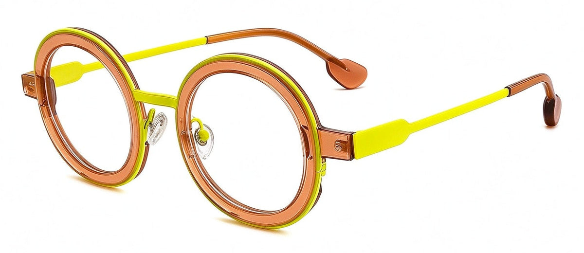 INSPECTOR YELLOW es un armazón redondo que combina la profundidad del ámbar con la energía del amarillo. Una mezcla cálida, intensa y visualmente poderosa que transforma una silueta clásica en una pieza de diseño imponente. Sofisticado, atrevido y con una personalidad que definitivamente no pasa desapercibida.
