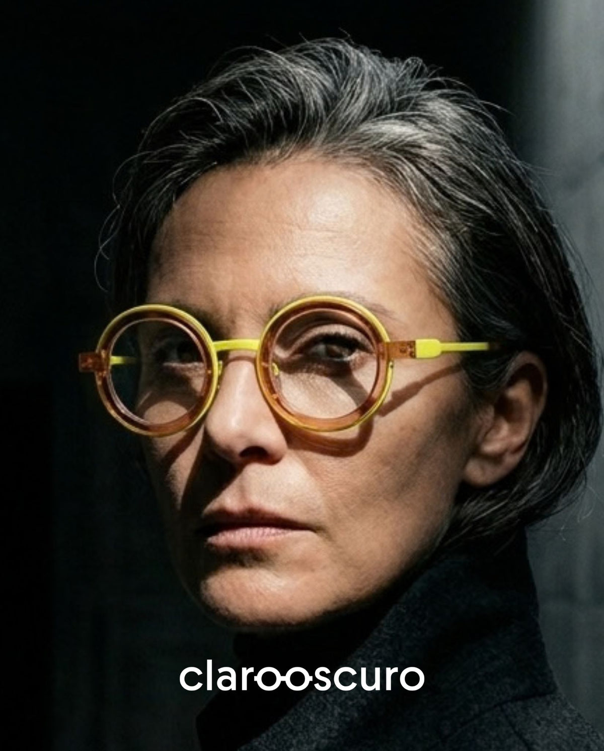 INSPECTOR YELLOW es un armazón redondo que combina la profundidad del ámbar con la energía del amarillo. Una mezcla cálida, intensa y visualmente poderosa que transforma una silueta clásica en una pieza de diseño imponente. Sofisticado, atrevido y con una personalidad que definitivamente no pasa desapercibida.