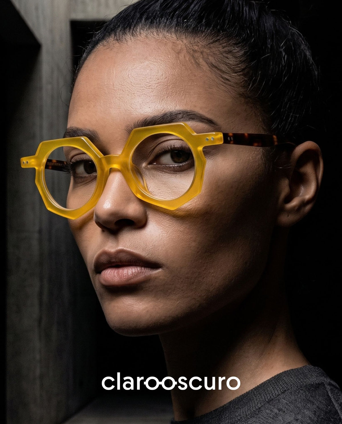 JAKE es un armazón de forma irregular que convierte la geometría en una declaración de estilo. Su poderoso marco amarillo domina la mirada, mientras las varillas en carey aportan un contraste inesperado que equilibra color, diseño y sofisticación. Atrevido por forma, inolvidable por actitud.