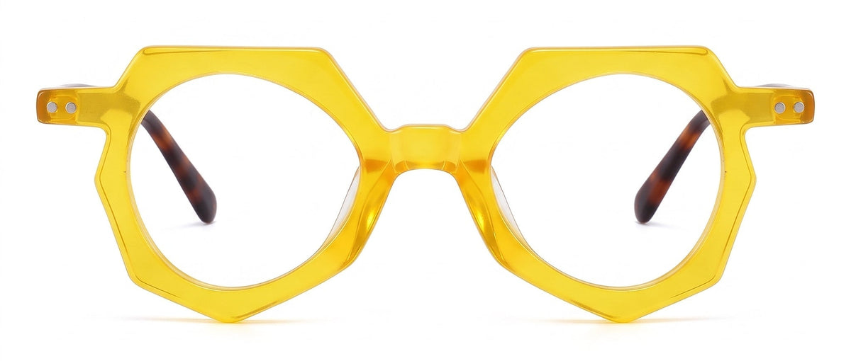 JAKE es un armazón de forma irregular que convierte la geometría en una declaración de estilo. Su poderoso marco amarillo domina la mirada, mientras las varillas en carey aportan un contraste inesperado que equilibra color, diseño y sofisticación. Atrevido por forma, inolvidable por actitud.
