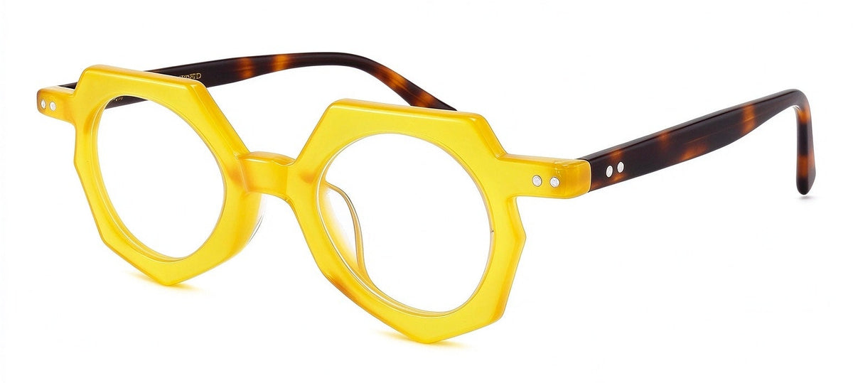 JAKE es un armazón de forma irregular que convierte la geometría en una declaración de estilo. Su poderoso marco amarillo domina la mirada, mientras las varillas en carey aportan un contraste inesperado que equilibra color, diseño y sofisticación. Atrevido por forma, inolvidable por actitud.
