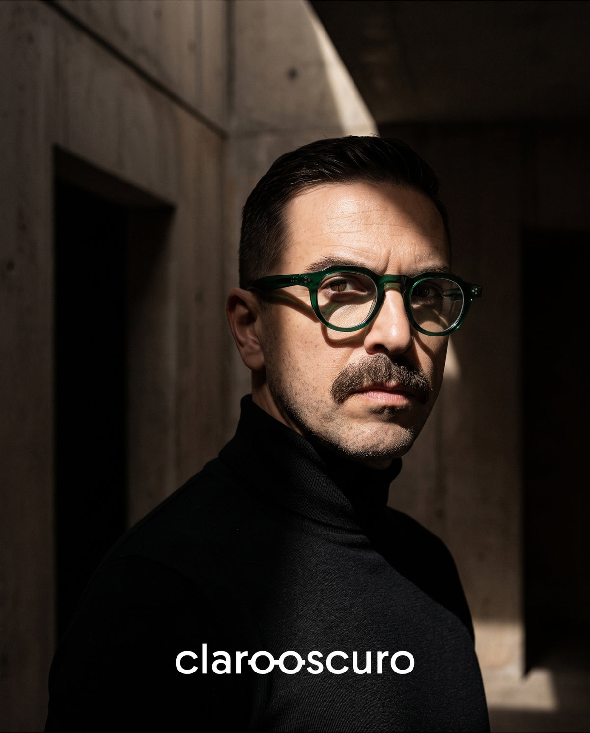 JEREMY GREEN es un armazón de pasta en verde esmeralda mate que combina intensidad, diseño y una estética profundamente contemporánea.