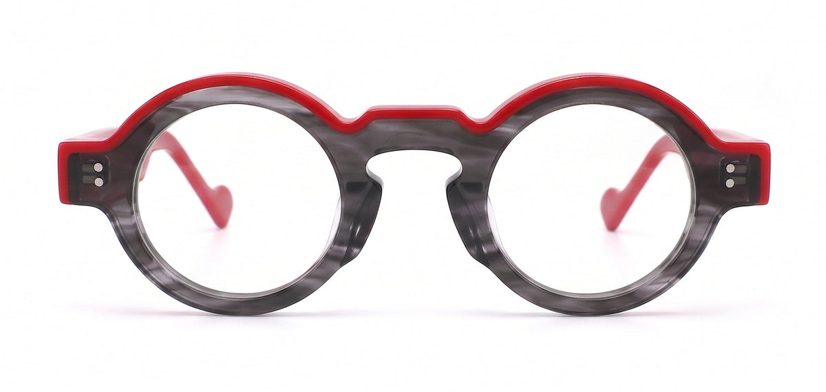 MIKA RED conserva la silueta redonda y el carácter único de MIKA, pero cambia por completo su energía. Su base en gris patinado translúcido crea profundidad y matices, mientras el rojo intenso en la parte superior y las varillas irrumpe con fuerza