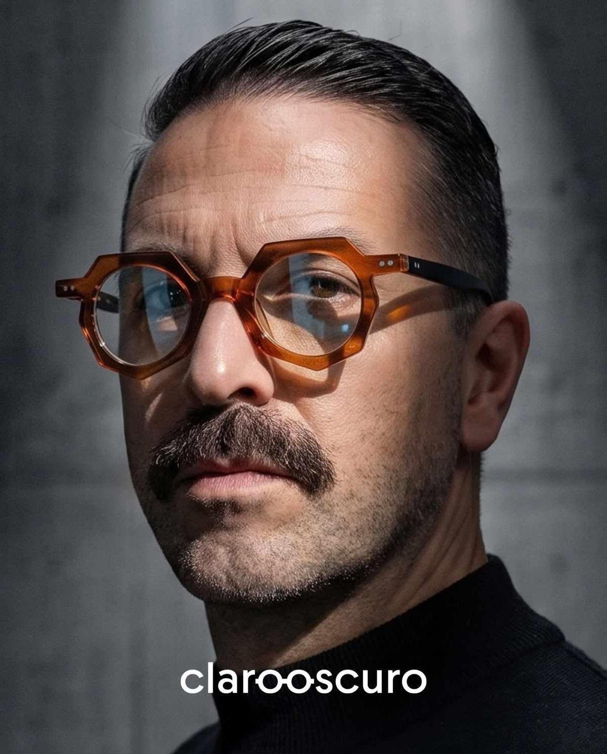MURPHY es un armazón de marco hexagonal en un potente tono ámbar que transforma la geometría en una declaración de estilo. Sus varillas negras crean un contraste contundente que aporta fuerza y sofisticación. Diferente, gráfico y con una estética profundamente contemporánea.