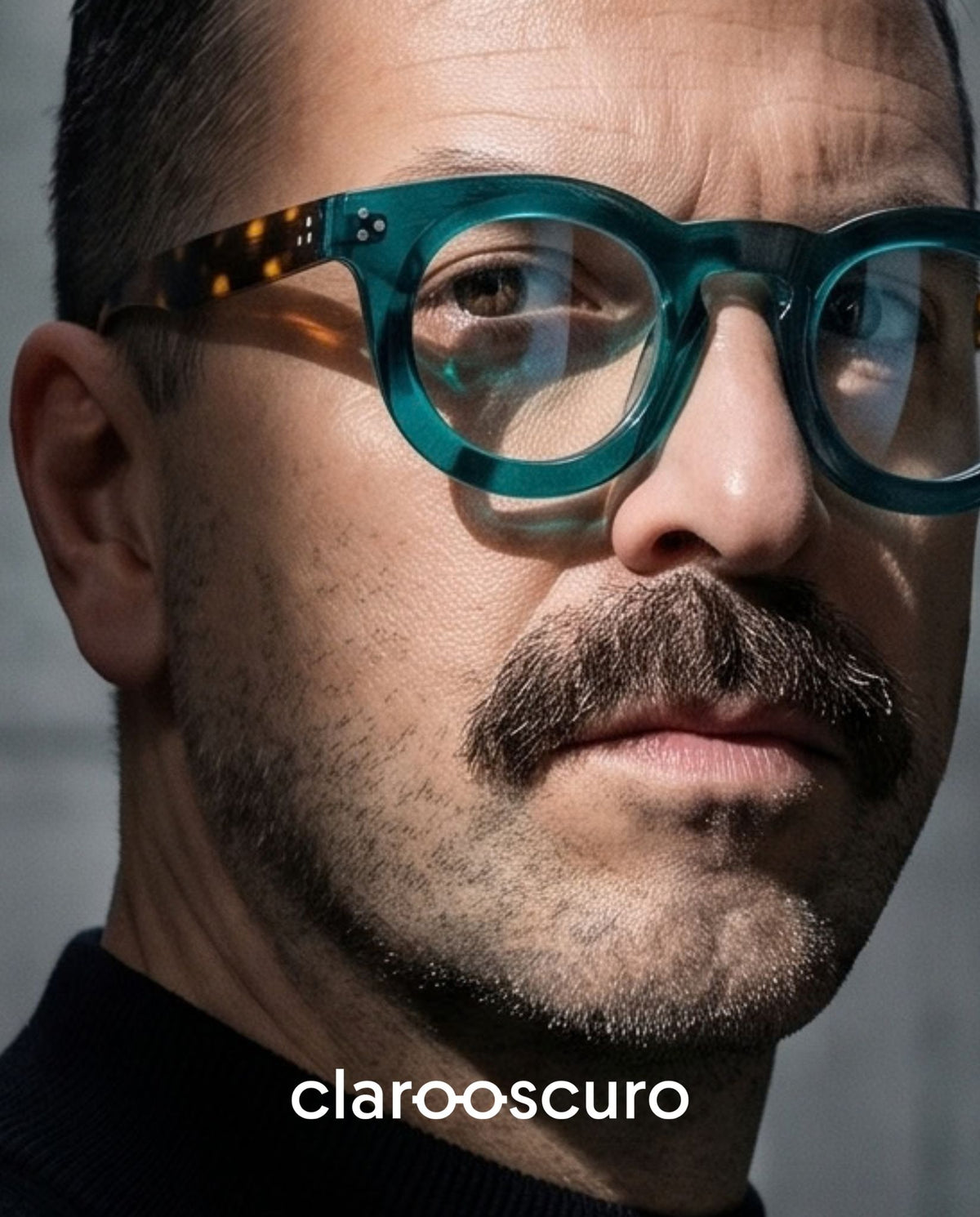 NEPTUNO es un armazón de pasta chunky que convierte el color y el volumen en una declaración de diseño. Su poderoso marco azul turquesa translúcido aporta profundidad y una estética casi futurista, mientras las varillas en carey introducen un contraste cálido e inesperado. Vanguardista, sofisticado y con una presencia imposible de ignorar.