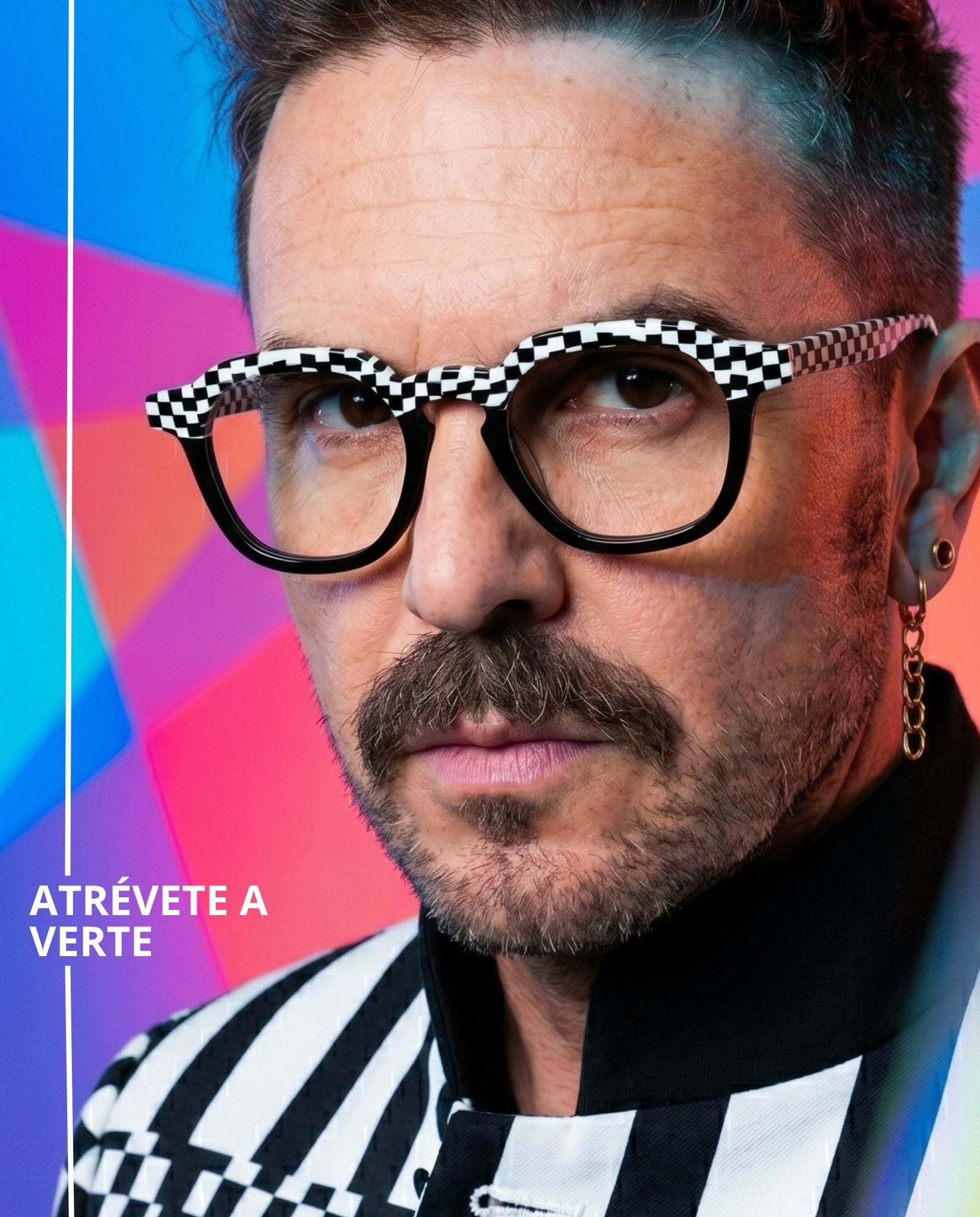 Lentes graduados cuadrados en acetato negro con patrón ajedrez blanco y negro en el frente y varillas. Diseño contemporáneo, llamativo y de inspiración gráfica para un estilo único.