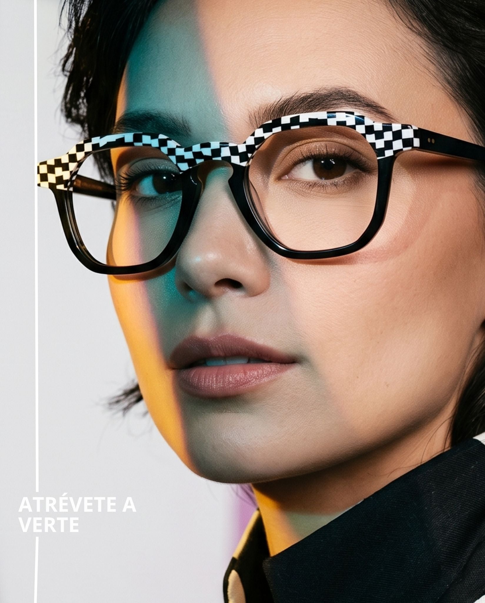 Lentes graduados cuadrados en acetato negro con patrón ajedrez blanco y negro en el frente y varillas. Diseño contemporáneo, llamativo y de inspiración gráfica para un estilo único.