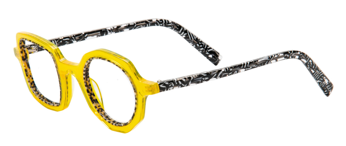 ROYALE YELLOW es un armazón que juega entre lo cuadrado y lo redondo, creando una silueta inesperada que rompe con las formas tradicionales.