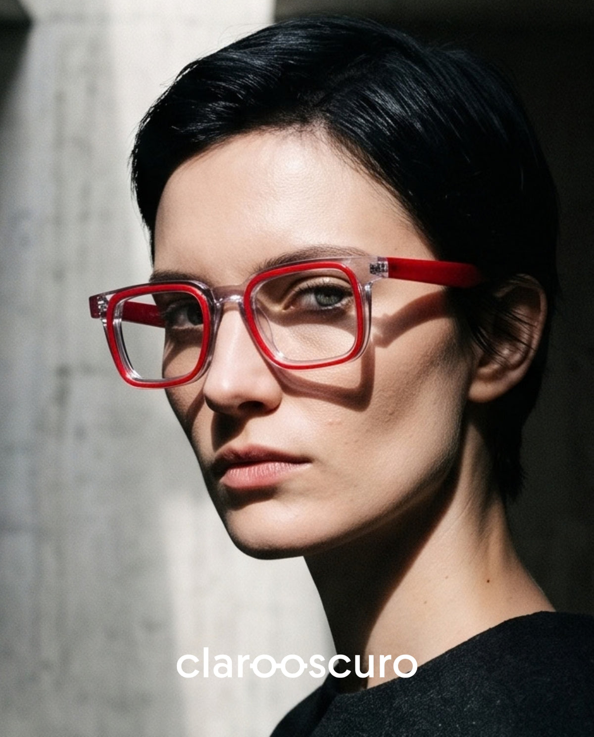 RYAN RED es un armazón rectangular, moderno y vanguardista que convierte el color en parte esencial de su diseño. Una inesperada mezcla de tonalidades recorre el marco creando contrastes, profundidad y una personalidad propia. 