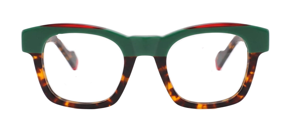 SHEYLA es un armazón moderno que combina la elegancia atemporal del carey con la profundidad del verde y un inesperado toque rojo. Una mezcla cuidadosamente equilibrada que se siente sofisticada, contemporánea y absolutamente diferente.