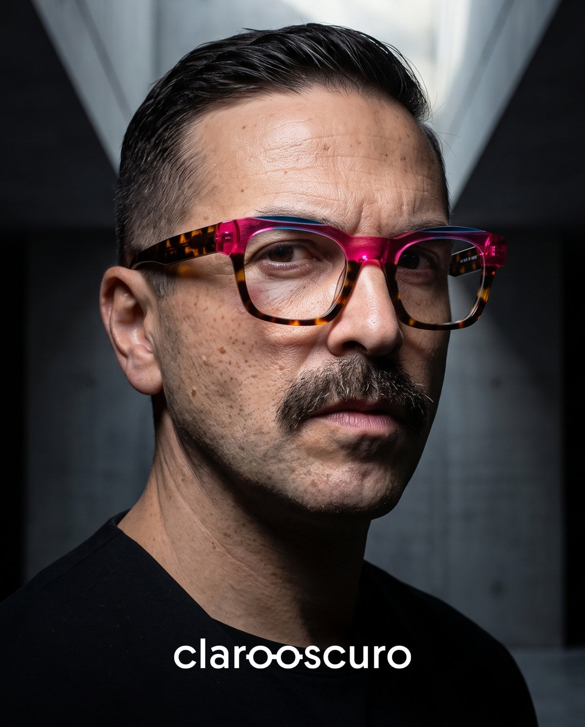 SHEYLA PINK  diseño moderno y sofisticado que transforma su personalidad con una mezcla  inesperada: carey, rosa y pequeños acentos azules que crean contraste.