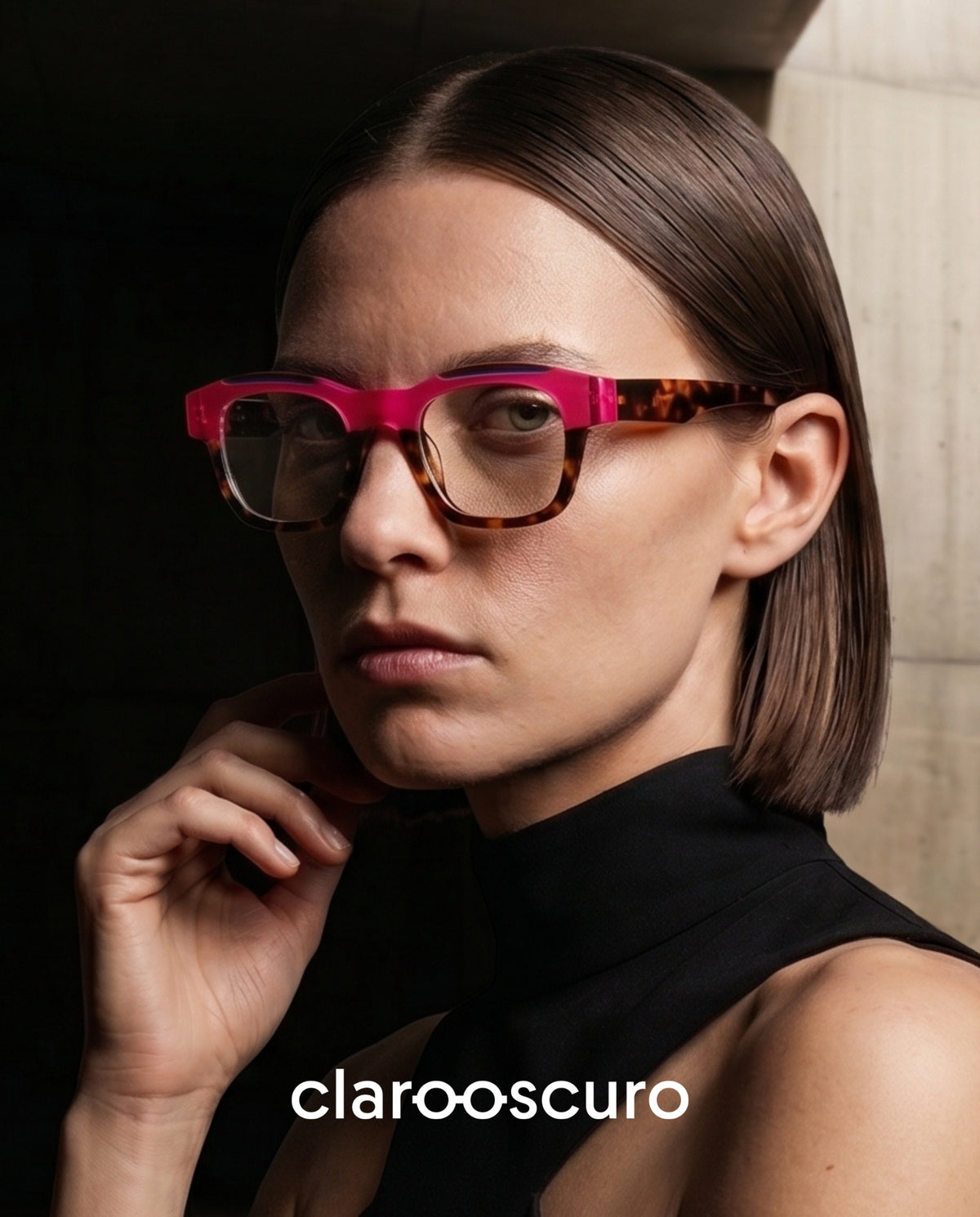SHEYLA PINK  diseño moderno y sofisticado que transforma su personalidad con una mezcla  inesperada: carey, rosa y pequeños acentos azules que crean contraste.