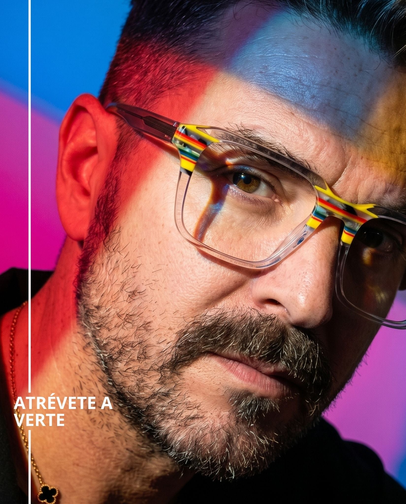 SUNRISE. Lentes graduados de acetato transparente con diseño cuadrado oversized y detalles multicolor en amarillo, rojo, azul y negro en la parte superior del armazón.
