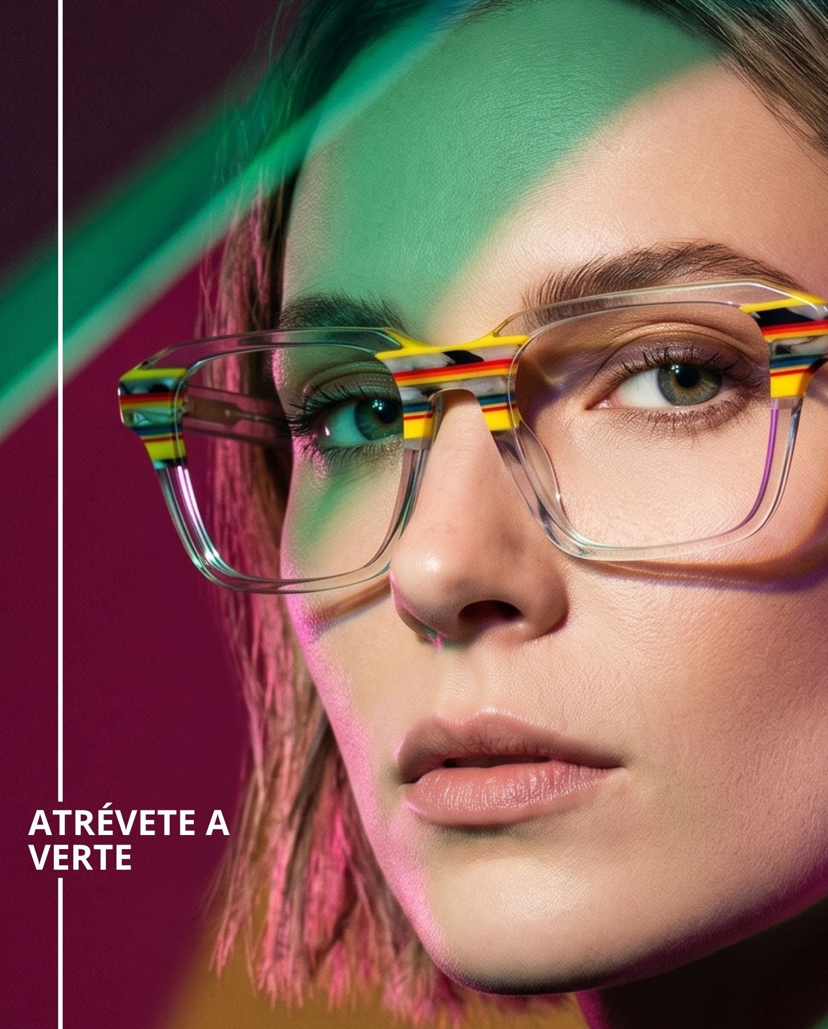 SUNRISE. Lentes graduados de acetato transparente con diseño cuadrado oversized y detalles multicolor en amarillo, rojo, azul y negro en la parte superior del armazón.