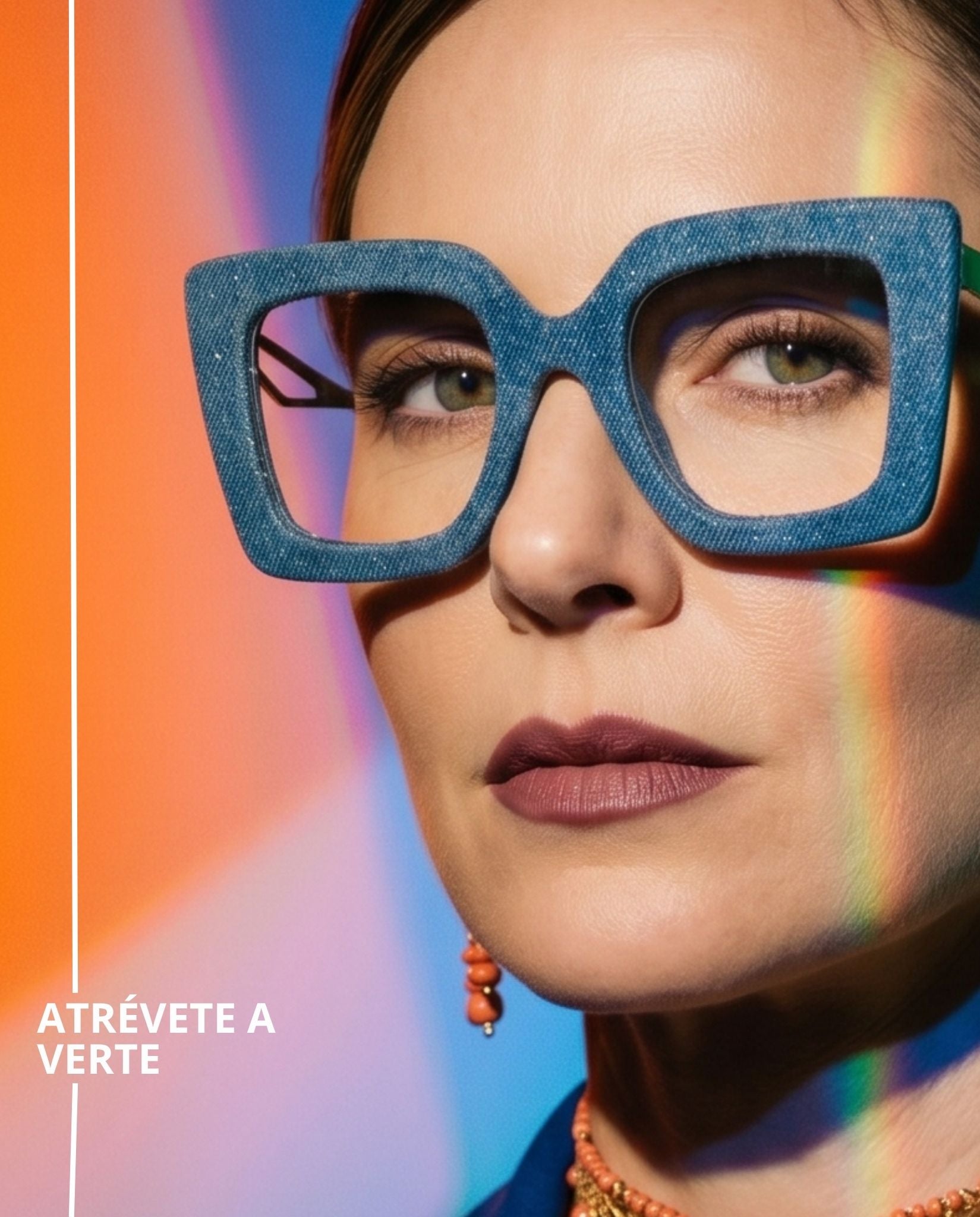 Lentes graduados cuadrados oversized con acabado tipo mezclilla azul y varillas metálicas doradas. Diseño exclusivo que combina textura textil, sofisticación y estilo contemporáneo.