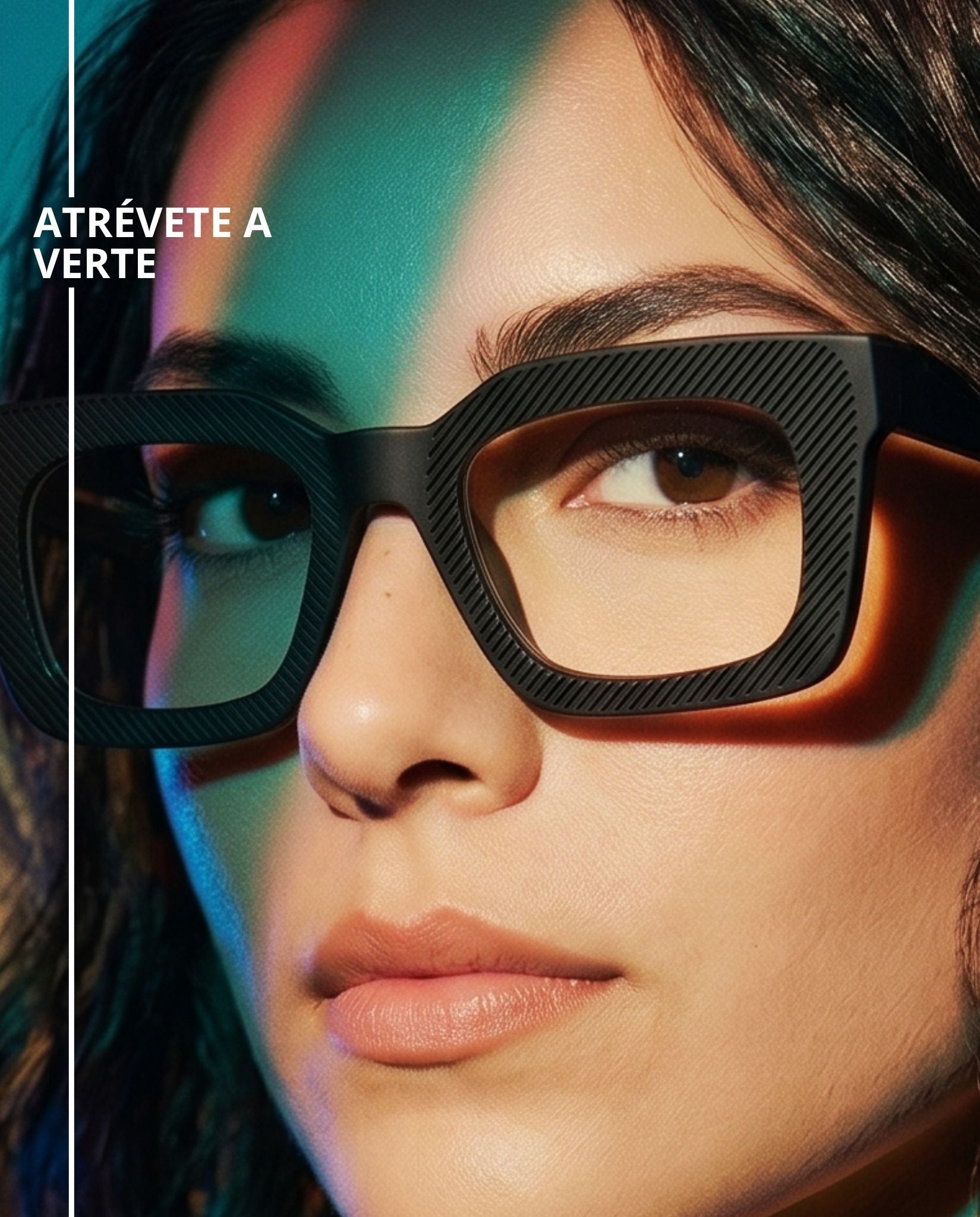 VADER. Lentes para mujer graduados cuadrados oversized en acetato negro mate con textura de líneas diagonales grabadas, diseño moderno, elegante y de gran presencia visual.