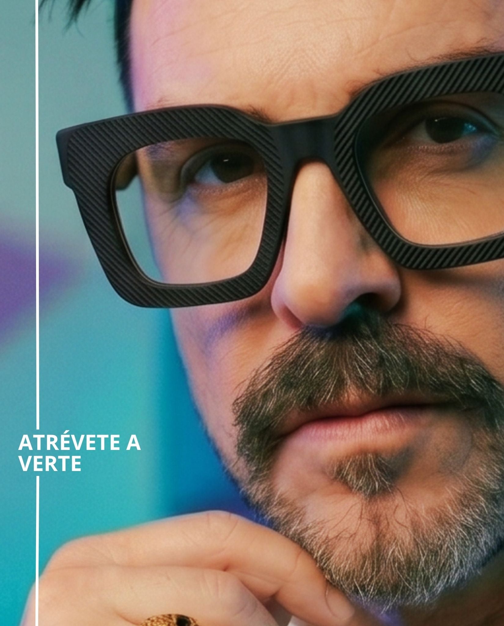 VADER. Lentes unisex graduados cuadrados oversized en acetato negro mate con textura de líneas diagonales grabadas, diseño moderno, elegante y de gran presencia visual.